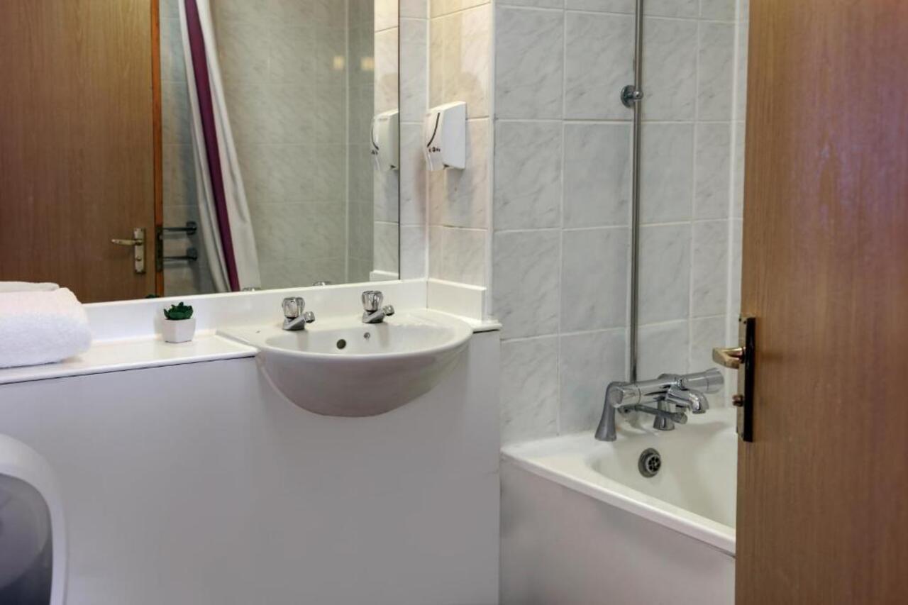 Orchid Epsom; Sure Hotel Collection By Best Western Екстериор снимка